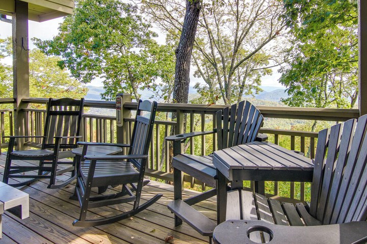 Mtn-view Condo w / Screened Porch in Burnsville!