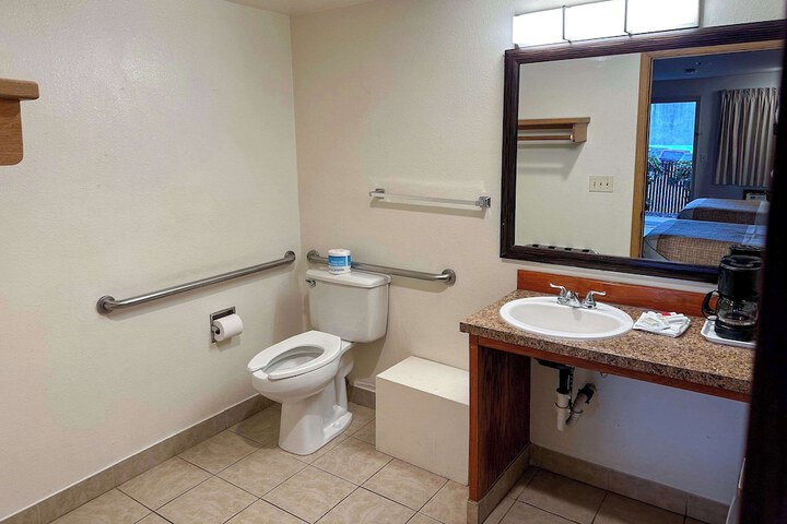 Room 10 of 34