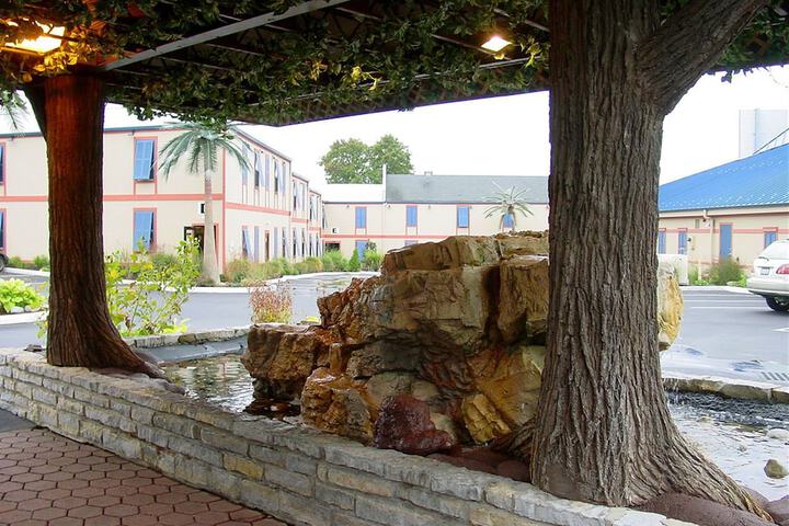 Wildwood Inn Tropical Dome & Theme Suites