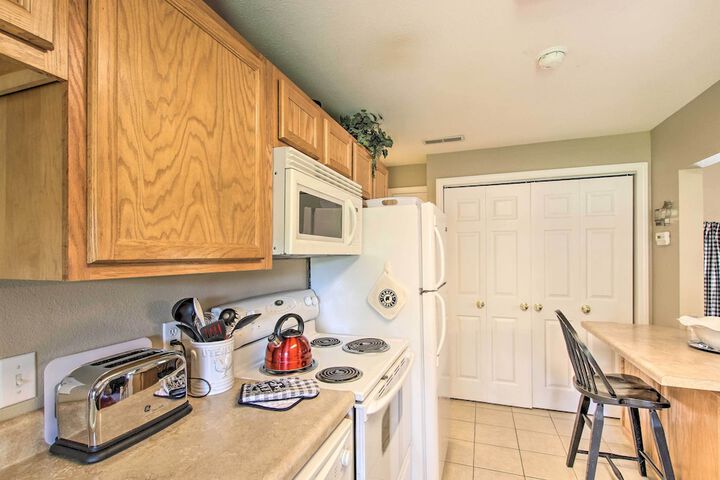 turtle Rock - Ironton Cabin w / Furnished Patio!