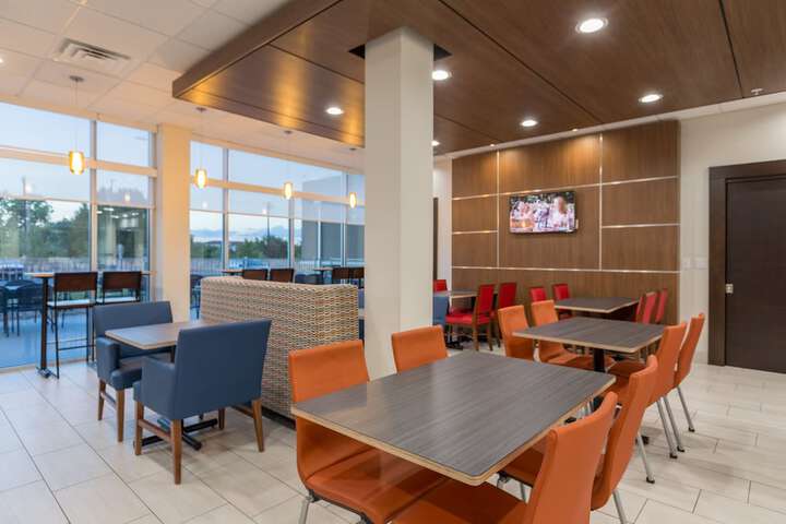 Holiday Inn Express and Suites San Marcos South by IHG