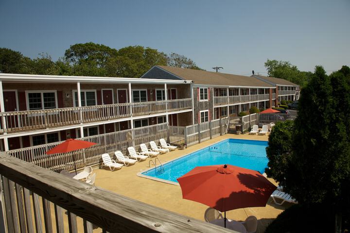 Holiday Hill Inn & Suites