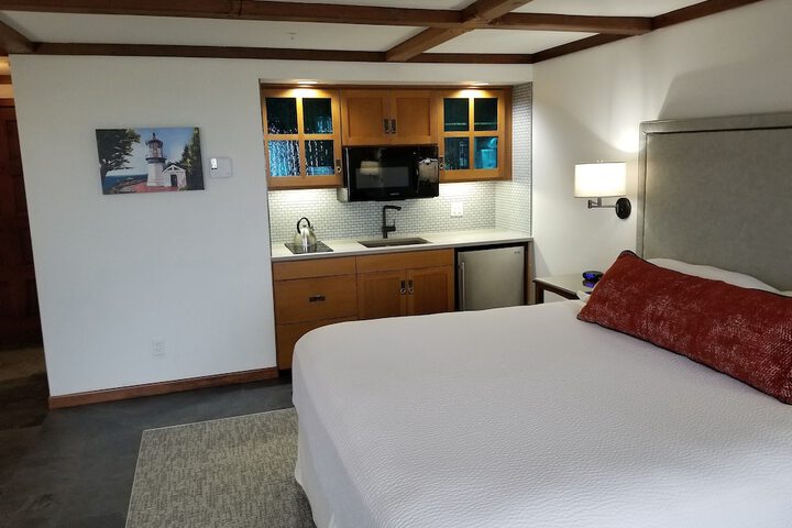 The Waves / The Argonauta Inn/The White Heron Lodge