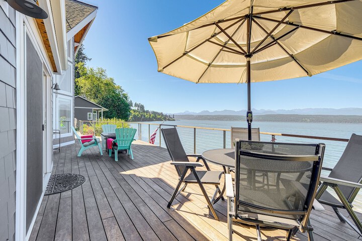 Bayfront Home w / Private Beach in Poulsbo!