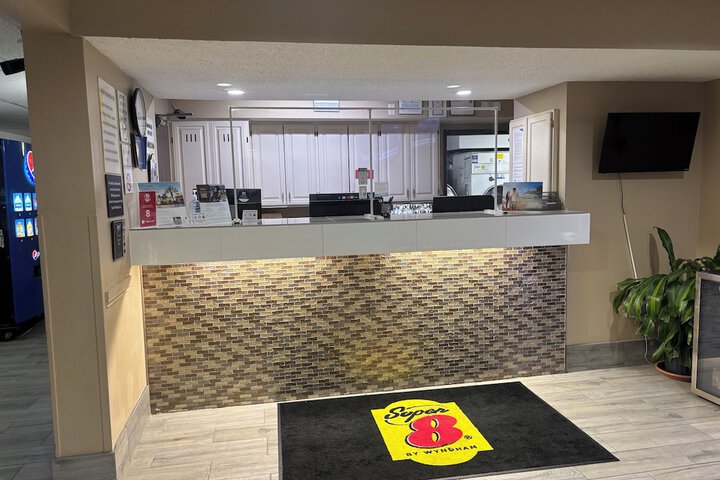 Super 8 by Wyndham Mundelein / Libertyville Area