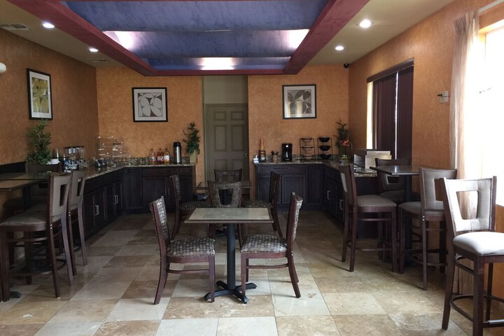Pearsall Inn & Suites
