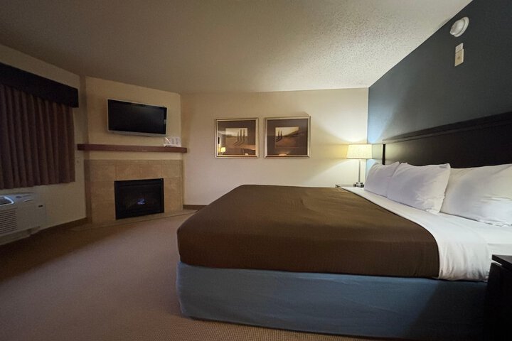 AmericInn by Wyndham Monmouth