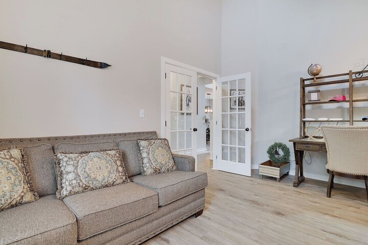 The Nest at Pinecrest by Avantstay Spacious Deck Game Room, Fire Pit