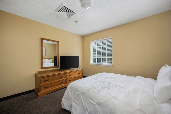 Room 9 of 18