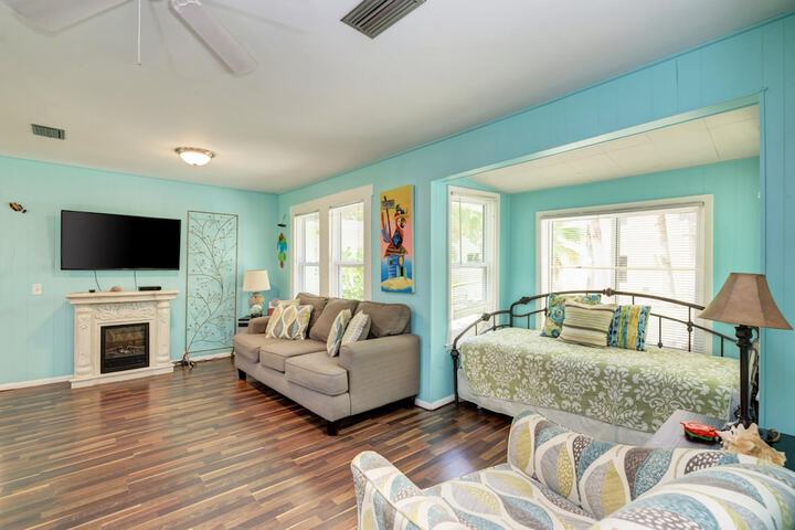 Cottage Haven-one Minute Walk To The Beach-private Yards-keyless Locks