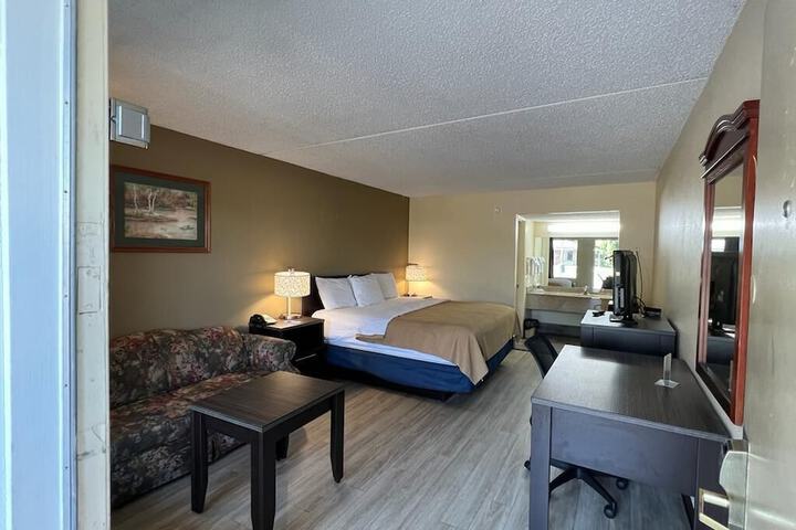 Room 10 of 28