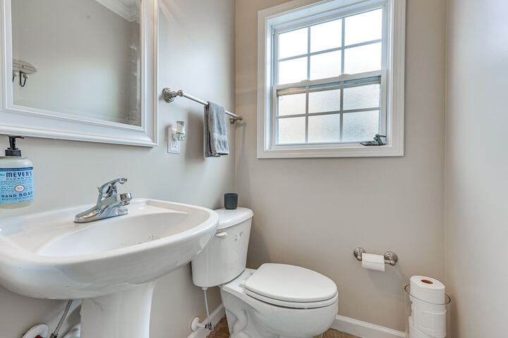 Townhome w / Outdoor Pool & White Lake Access!