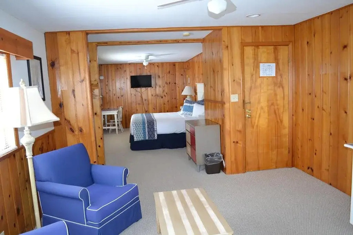 Buzzs Lakeside Inn