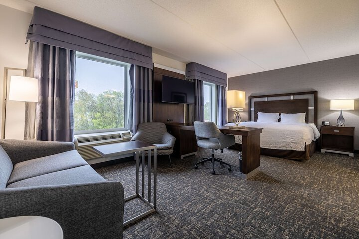 Hampton Inn & Suites Greensboro / Coliseum Area