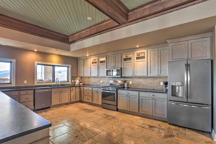 Main Street Strugis Apt w / High-end Features