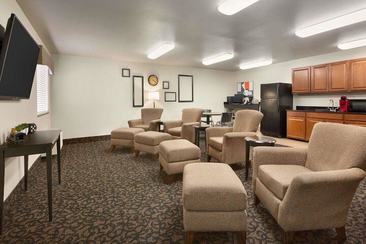 Lounge 17 of 18