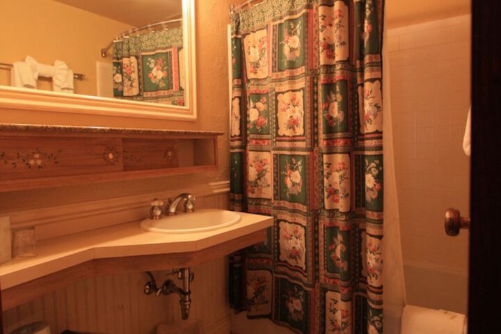 Room 32 of 46