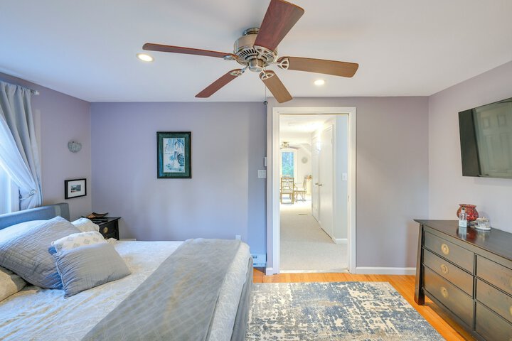 Cozy Dix Hills Apt w / Deck 7 Mi to Beach!