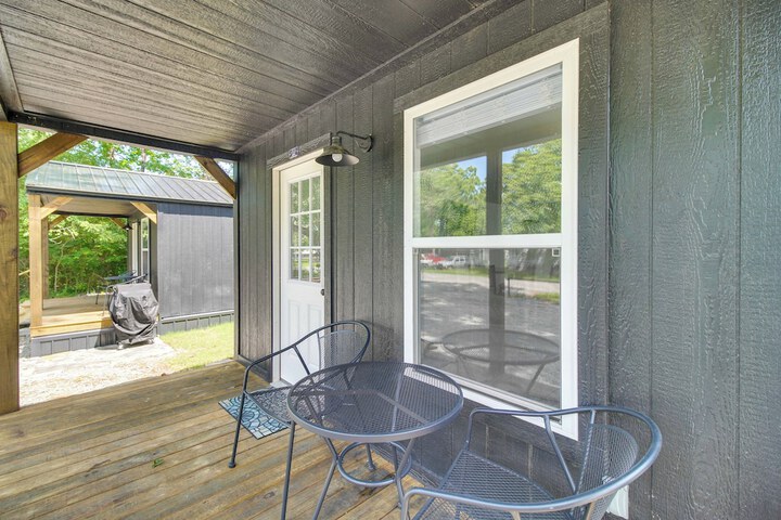 Walk to Lake: Cozy Grove Cabin w / Fire Pit