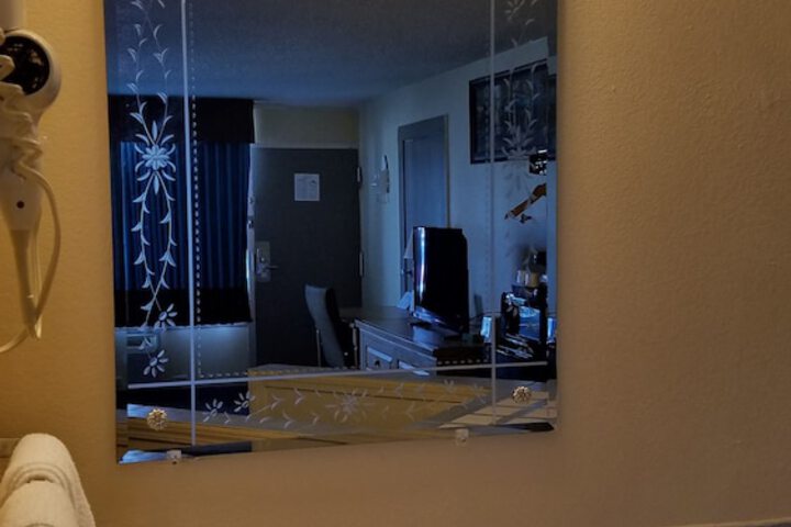Room 13 of 25