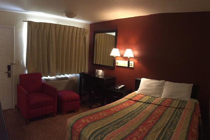 Hilltop Inn & Suites