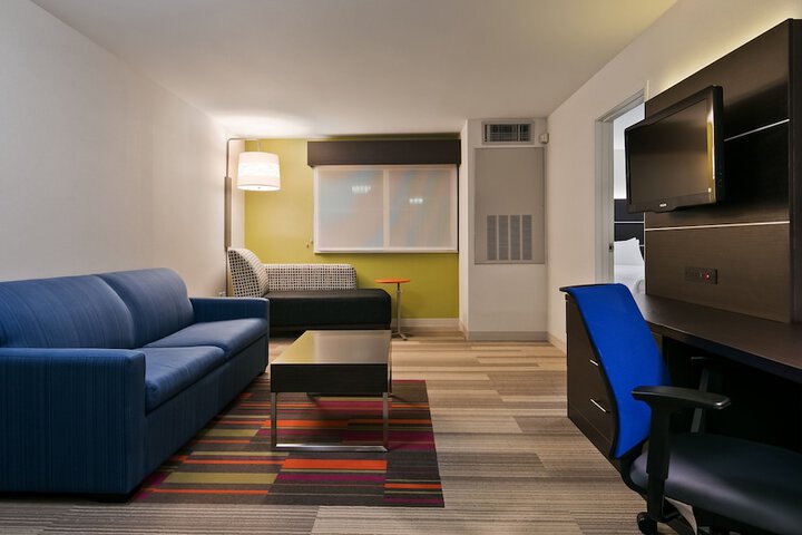 Holiday Inn Express & Suites Burlington by IHG