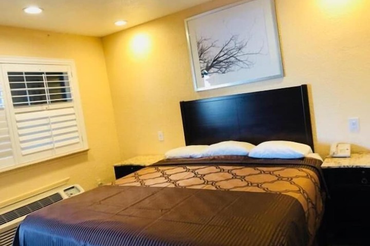 Room 10 of 19