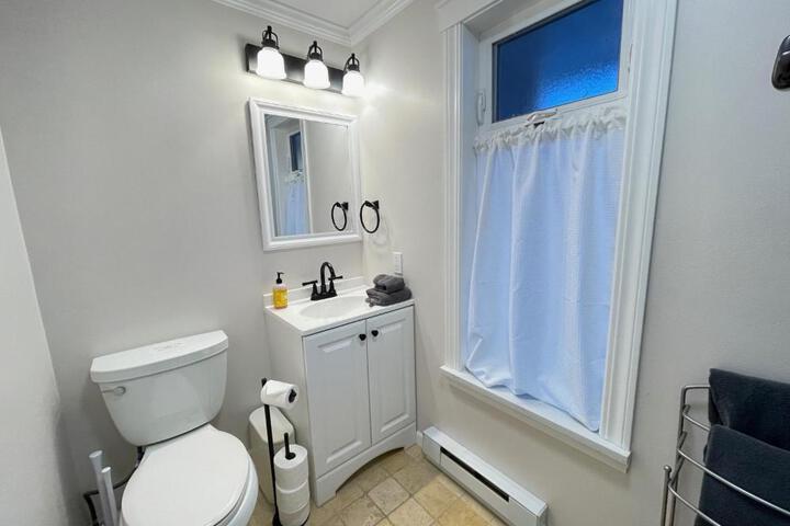 Puget Sound Chic Romantic Cottage with Private Beach Access & Gated Entry