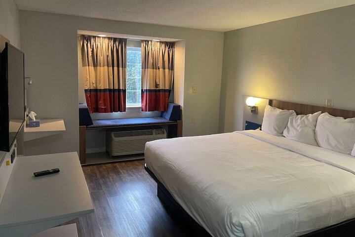 Room 16 of 28