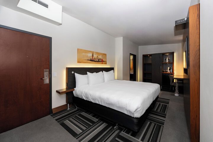 Room 32 of 62