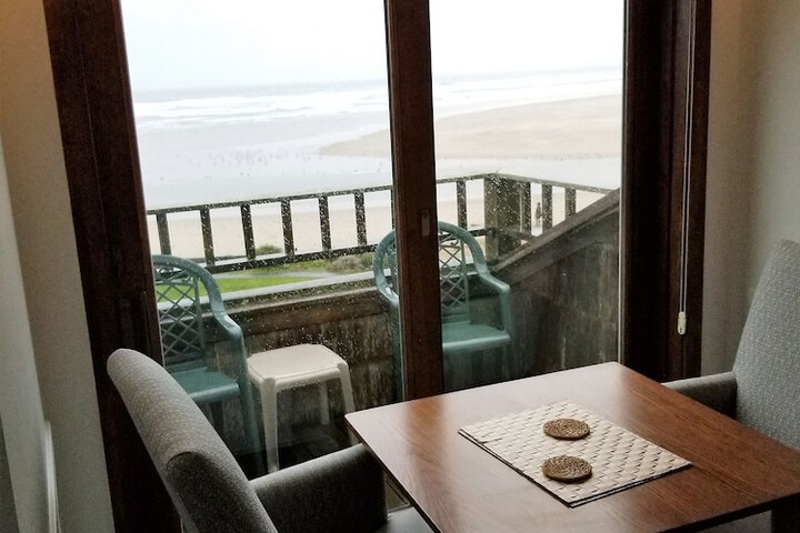 The Waves / The Argonauta Inn/The White Heron Lodge