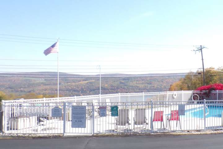 Longhouse Lodge Motel