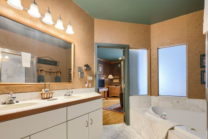 Twin Pine Manor Bed & Breakfast