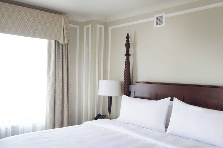 Room 21 of 102