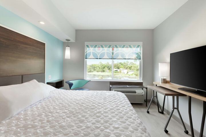 Room 32 of 65