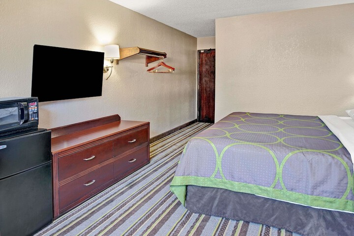 Super 8 by Wyndham Roseville / Detroit Area