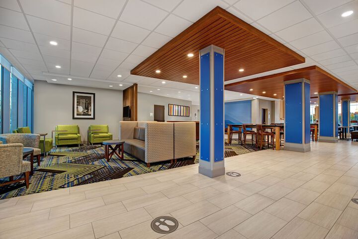 Holiday Inn Express & Suites Milwaukee - Brookfield by IHG