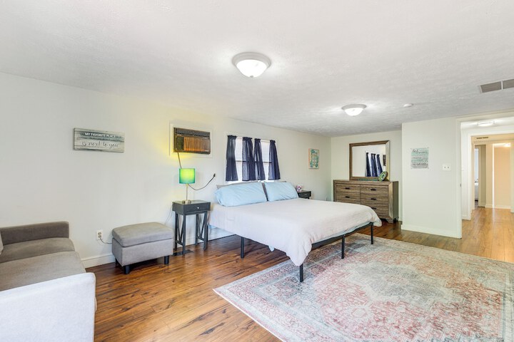 Adorable Cottage: Fire Pit Walk to Colonial Beach