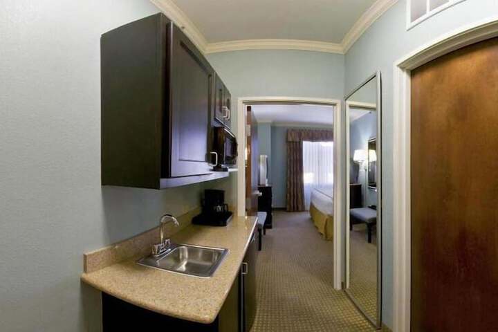 Holiday Inn Express Hotel & Suites Vernon College Area by IHG
