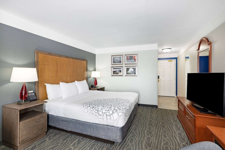 Room 28 of 63