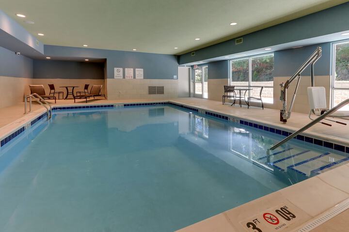Holiday Inn Express & Suites Roanoke – Civic Center by IHG
