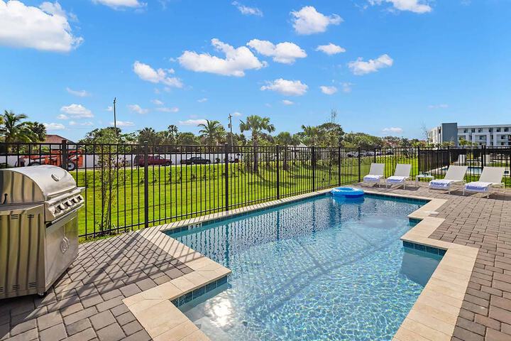 Harbor Island Beach Club Homes by Villatel