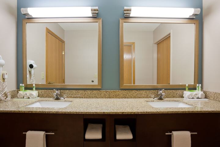 Holiday Inn Express Hotel & Suites St. Cloud by IHG