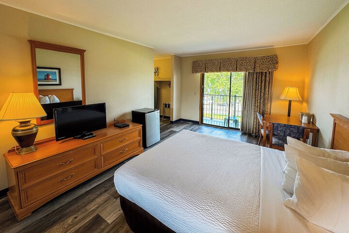 Days Inn by Wyndham Mackinaw City - Lakeview