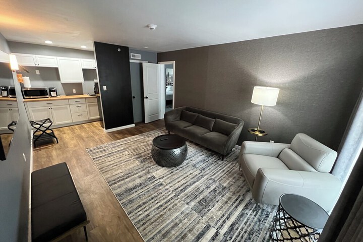 Lighthouse Inn & Suites