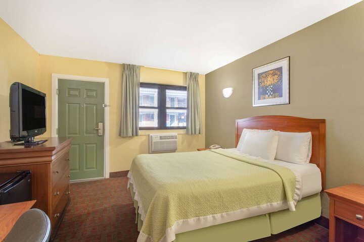 Room 11 of 18