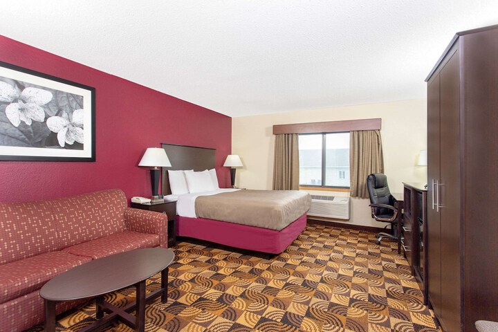 AmericInn by Wyndham Elkhorn Near Lake Geneva