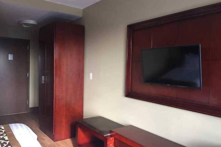 Room 28 of 34