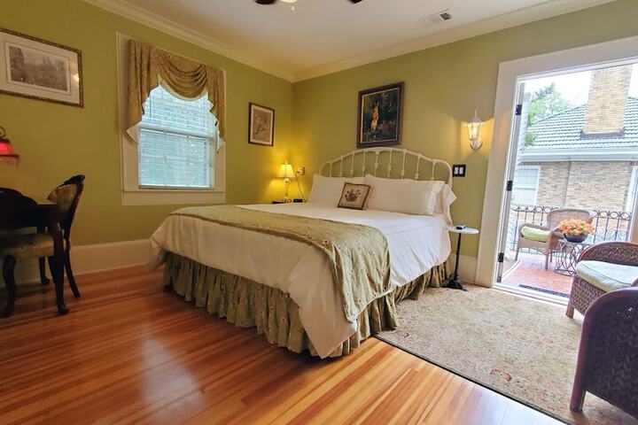 Room 32 of 107