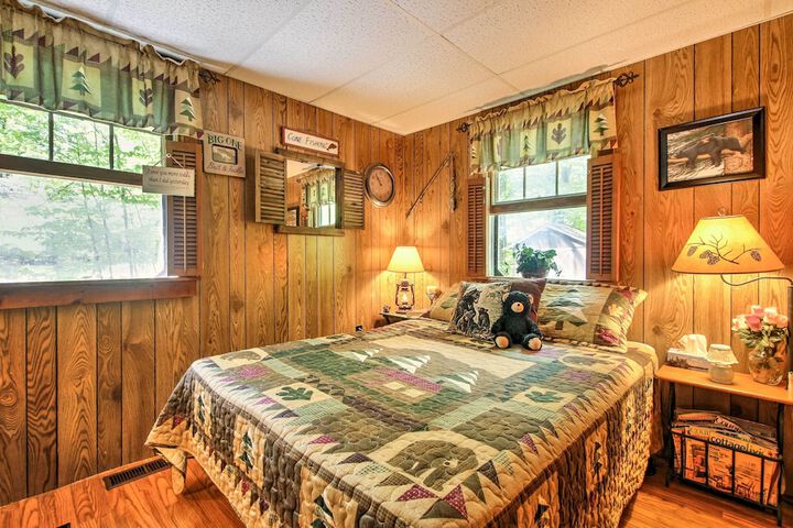 Pet-friendly Cabin w / Fire Pit BBQ & Great Deck!
